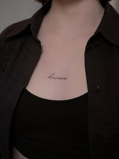 Zartes Fine-Line Tattoo in feiner Schreibschrift auf dem Schlüsselbein