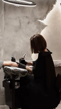 Tätowiererin bei der Arbeit im Studio