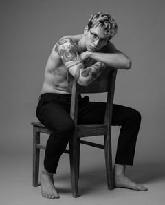 Editorial-Porträt mit Tattoos in Schwarz-Weiß
